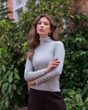 BUZO CUELLO ALTO APLIQUE - Gris